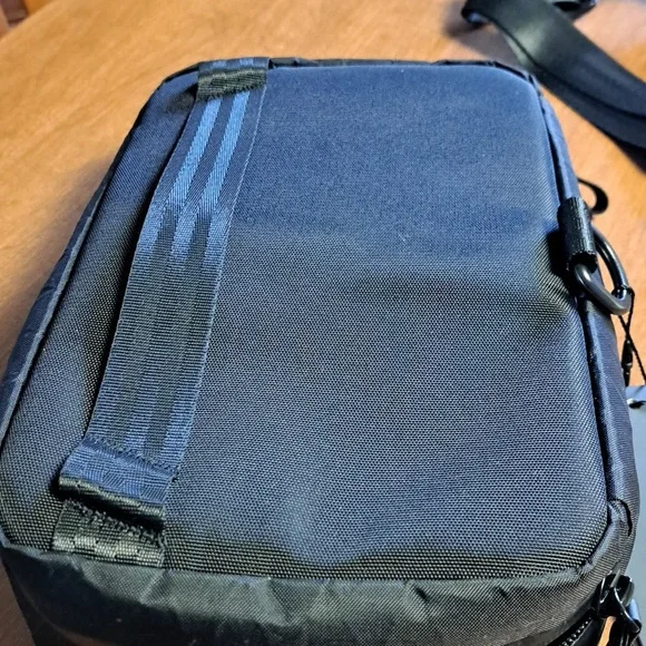 Alpaka Black Tech Case Crossbody - Picture 4 of 5